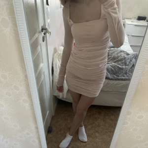 Klänning - Jättefin klänning som passar bra till allt och har en jättefin färg!💓