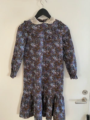 Klänning äldre modell storlek 146  - Klänning modell äldre. Det står i den att det är storlek 146. Namnmärkt på lappen. 