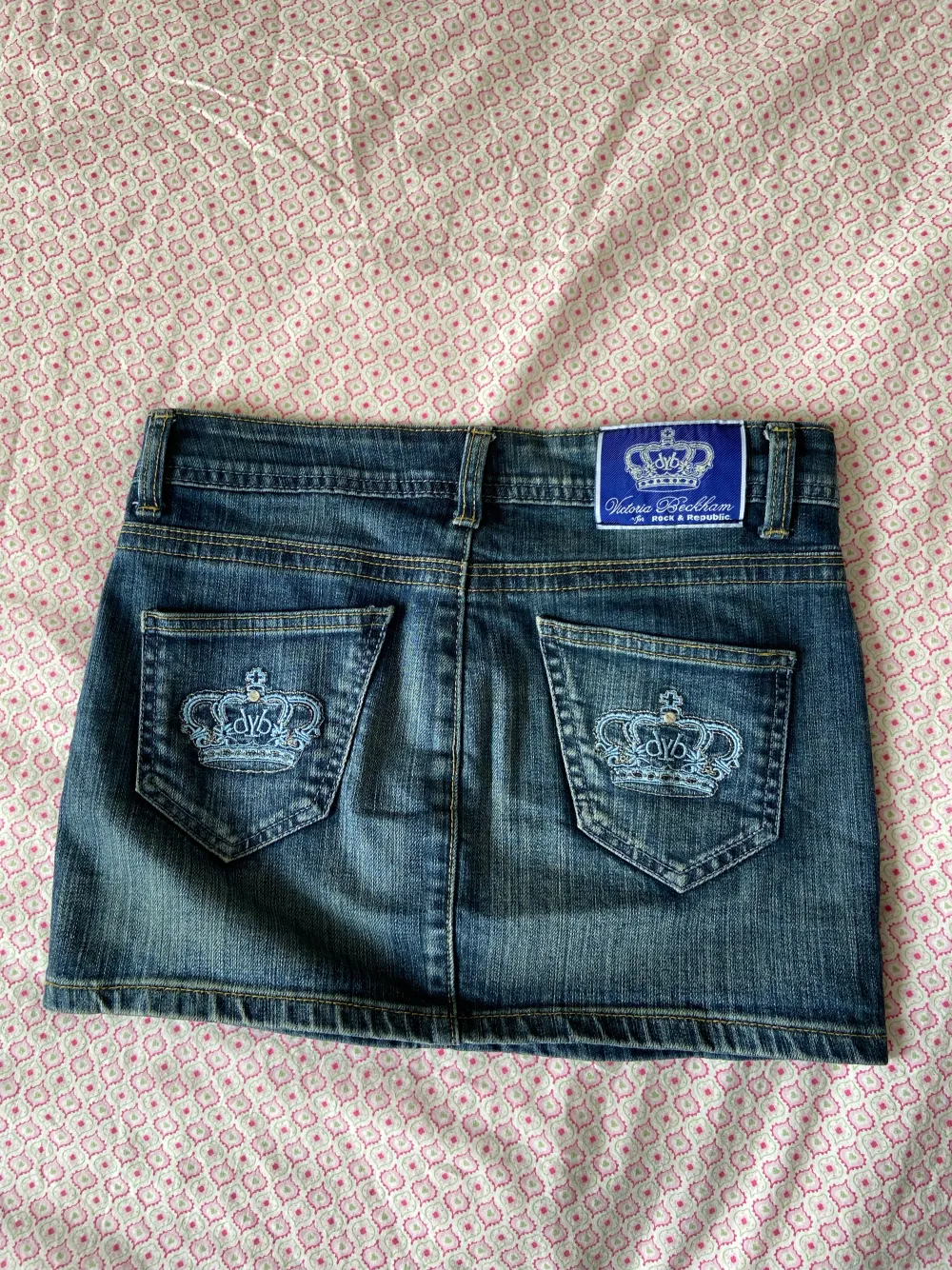 Jättefin mini jeans kjol säljer för att den är för liten för mig. Alla rhinestones är kvar! . Kjolar.