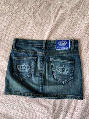 Jättefin mini jeans kjol säljer för att den är för liten för mig. Alla rhinestones är kvar! 