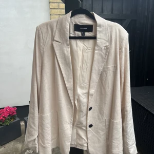 Beige oversized kavaj från Vero Moda, storlek 38 - En beige oversized kavaj från Vero Moda, använd 1 gång