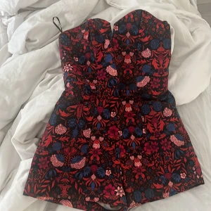 Jumpsuit - Smickrande jumpsuit från H&M i storlek 38. Super fin som tyvärr blivit för liten.