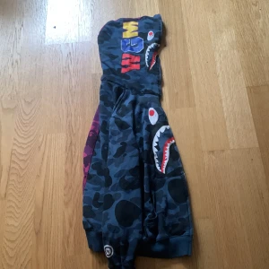 Bape Zip Hoodie - Bape Hoodie i storlek medium