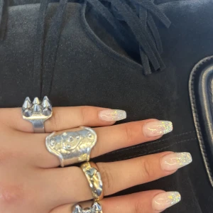 Marianildotter ring  - Säljer nu denna ring från Maria Nilsdotter,ny pris 2000-3000 där nånstans 