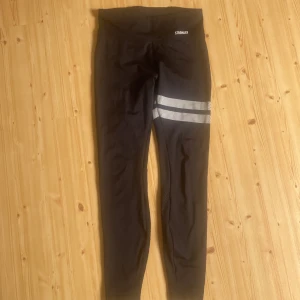 Svarta tights - Svarta tights som har en jättebra oss form, enligt mig inte genomskinliga