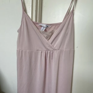 Nattlinne i mjukt material! - Helt ny, i go skick. Materialet är mjukt och lent. En kort klänning/nattlinne. 