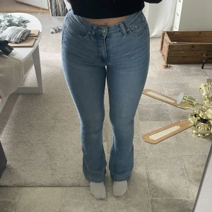Bootcut jeans  - Bootcut jeans använda fåtal gånger  storlek xxs men passar mig som är S, pga vill ha dom tighta ä