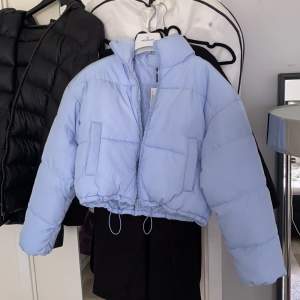 Säljer denna helt nya oanvända blåa jacka från hm i storlek Xs. Köpt för 399 kan sälja för 250kr. 