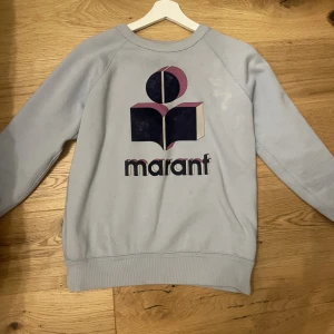 Isabel marant tröja - Isabel marant tröja. Jätte fint skick (dock har den råkats blekas på tröjan i tvätten men inget man tänker på) därför sänker jag priset. Köpt för 2500 och tänker sälja för 1000 (kan även tänka mig gå ner i pris) skriv för fler fågor