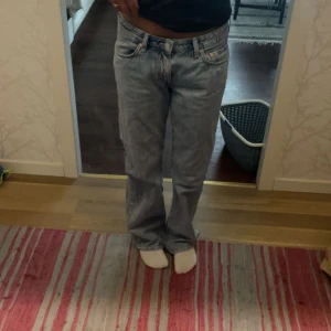 Jeans - Low arrow från weekday, nypris 590