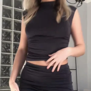 Topp - Säljer denna fina Gina topp. Köpt för någon månad sedan och drog av lappen för fort och kan ej lämna tbx den. Helt oanvänd. Köpt för 180kr