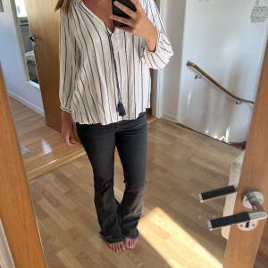 Zara jeans med fickor där fram🤩 Fint skick, storlek 36💓Köpte för ca 500kr, säljer för 250kr🥰