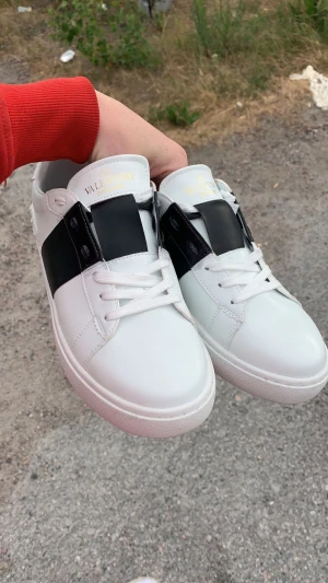 Valentinos  - Nya Valentinos nyskick lite stora då jag säljer dom… snabb affär 1500