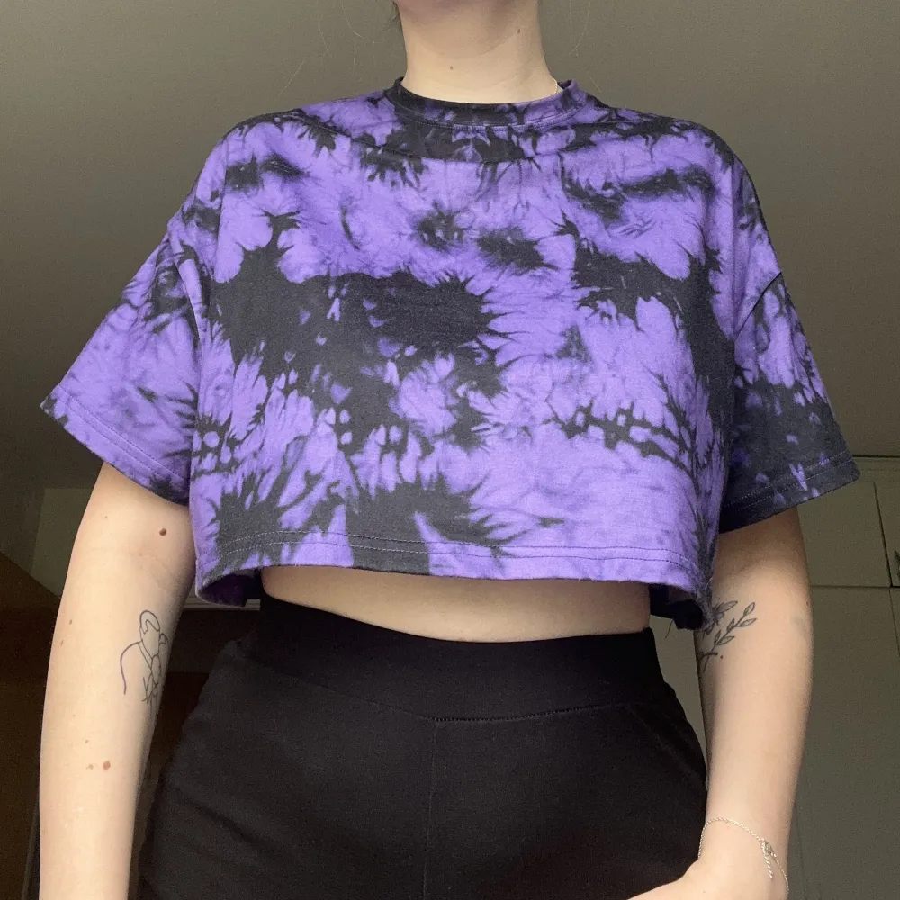 Selling this pretty crop top, from shein. Size S.. T-shirts.