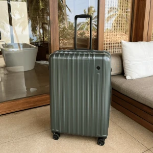 Resväska BYTES - Mörkgrön Printisso Urbane stl Large. Fyra hjul kan rotera 360°, kodlås, rymlig väska perfekt för resor. Använd 1 gång inga skador.   Bytes mot mindre resväska i liknande skick eller säljes för 1200  ELLER BUD. Nypris 1899