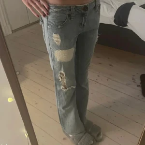 Låg midjade jeans bootcut - Säljer dessa coola lågmidjade jeans  i storlek 30/32. Köpte dom här på Plick men som är aldrig använda då dom inte passar. Köpte för 450 säljer för 350💕hör av dig vid frågor 