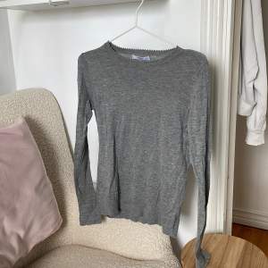 En grå finstickad tröja från Mango🩶endast använd ett fåtal gånger!!