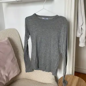 En grå finstickad tröja från Mango🩶endast använd ett fåtal gånger!!