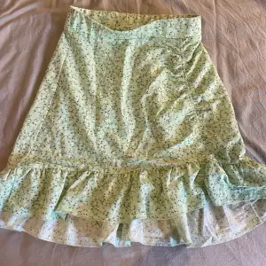 En jätte fin kjol från Gina i storlek xxs som inte kommer till användning, har använt den få gånger så den är som ny. Köparen står för frakten 
