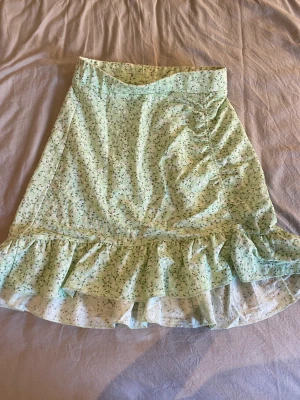 Kjol - En jätte fin kjol från Gina i storlek xxs som inte kommer till användning, har använt den få gånger så den är som ny. Köparen står för frakten 