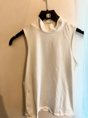 Linne - Vitt linne i nyskick från eight sthlm. Väldigt söt och passar till sommaren! 