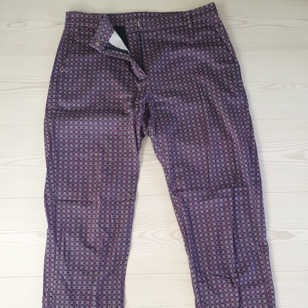Coola byxor som kan stylas med olika toppar/blusar beror på vardag eller fest. Använda med i fint skick. Högmidja.. Jeans & Byxor.