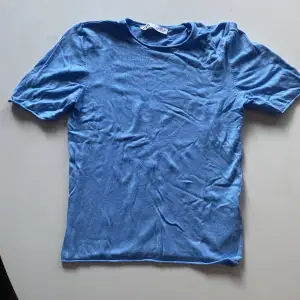 Säljer en blå zara tröja i storlek M, för 100 kr + frakt!💗💗
