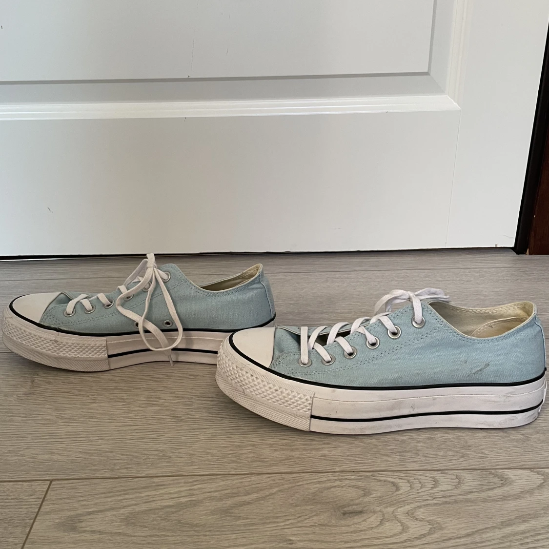 Ljusblåa converse - 90