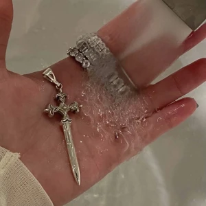 Dream of jophiel crucifix - Crucifix halsband, från dream of jophiel på Instagram, stainless steel, köpte för 593 kr med frakt utöver tullavgifter 