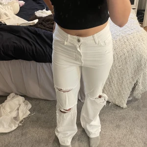 Jeans  - Supersnygga vitajeans ifrån zara i stl 36, använt 1 gång. full lenght. Jag är 170 och jeansen är för långa för mig. Säljer för 100kr+frakt💘