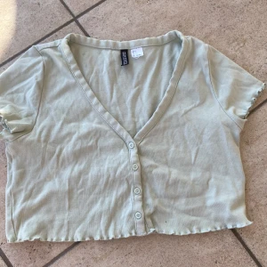  t shirt/kofta - Fin mintgrön kofta/t shirt som jag säljer pågrund av att jag aldrig använder den. 