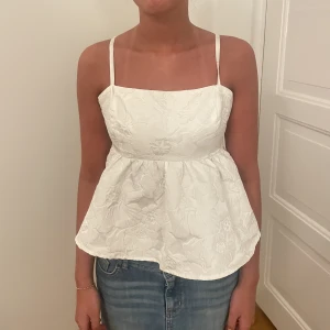 Sommar topp med vackert tryck💕❤️ - Jätte gullig topp med otroligt fint mönster ifrån gina tricot! Storlek 38 som passar ”modellen” som brukar ha 36! Man kan även spänna åt på snöret på ryggen ! Köpt för 1 år sen och använd ett fåtal gånger sedan dess😍😍Mina egna bilder!!