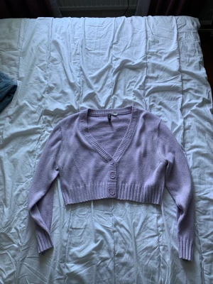 Kort, stickad kofta - Lila, kort stickad teöja. Nypris 150kr. Använd ett par gånger 