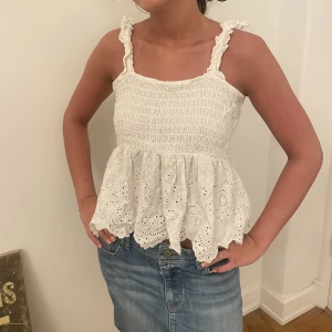 Topp från mango!🥰👌 - Jätte nice och enkel att styla! Storlek M ! Sparsamt använd! Skriv för mer info!💙💕Mina egna bilder!!