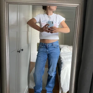 Low waist jeans  - Säljer mina snygga Low waist jeans!⭐️🙌🏼Använda fåtal gånger och väldigt bra skick (som nya). Jeansen har en fin blå färg som ger rättvisa på bild 2.😊Fråga gärna frågor och hör av dig vid intresse💕