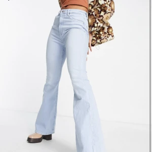 Bootcut jeans  - Bootcut jeans i storlek 38 som är uppsydda i längden så att de passar dig som är runt 160cm🦋 hör av er vid minsta intresse eller funderingar 🫶 kostnad för frakt tillkommer, se fraktalternativ nedan 📦Fri frakt idag den 6/8!