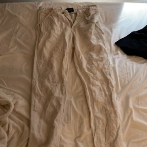 Linnebyxor - Säljer min linne byxor som jag har växt ut Skick 8/10 Väldigt sköna nu för sommaren Ordinarie pris 800