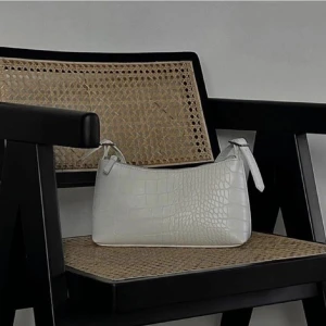 Nakd baguette bag - Säljer denna jättefina väska från NAKD. Endast använd 2 gånger. Köpt för 399 säljer för 60 kr<3 Kontakta mig för fler bilder<3