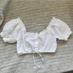 Urban Outfitters Topp - Säljer denna jättefina topp från Urban Outfitters i stl S. Jättesöt men har inte använt den en enda gång sen jag köpte den tyvärr<33