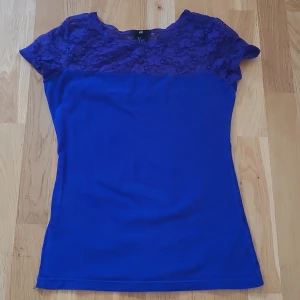 Tshirt - Söt tshirt med spets längst upp, i bra skick. Kan fraktas men köparen står för frakten 🥰