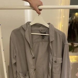 Grå overshirt herr  - Perfekt overshirt inför sommarkvällar och är i topp skick med toppen kvalite, köpt på hm för 399kr och har använt den 2 ggr, säljer den för den är för liten och har redan växt ur, storlek S 