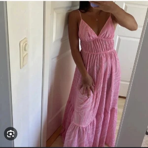 Klänning hm - LÅNADE BILDER!!! Säljer denna sjukt fina långklänningen från Hm. Säljer då den var för liten på mig. Storlek 40 men skulle snarare säga att den är en 36/38. Superbra skick!  Pris går att diskutera!💕