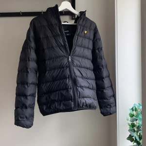 Lyle & Scott jacka - Hyfsat skick förutom ett litet hål i ena armhålan som man knappt märker. Perfekt för när det blir lite kyligare som till exempel hösten, vintern och i början av våren. Retail priset ligger på 2000-2200kr ungefär.Kontakta mig för mer info eller liknande ☺️😁