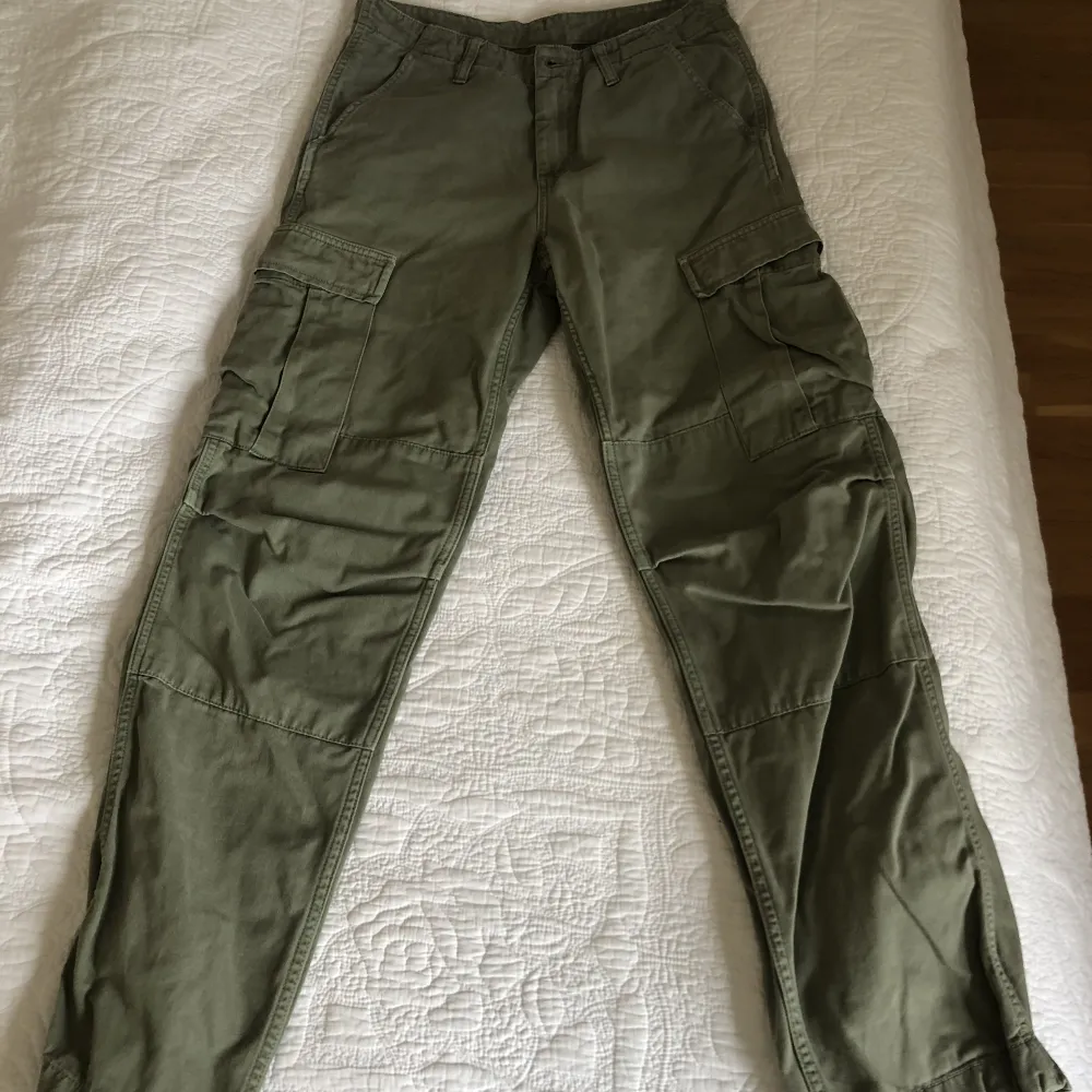 Carhartt regular cargo pant Storlek w28 l32 Säljer eftersom de inte kommer till användning längre. Pris kan diskuteras vid snabb deal. Jeans & Byxor.