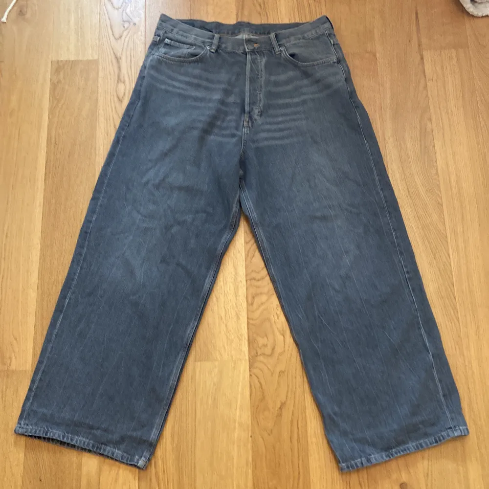 Gråa jeans från weekday i storlek 33/32. Jensen är knappt använda och är i bra skick. . Jeans & Byxor.