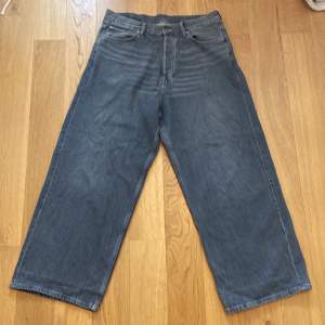 Gråa jeans från weekday i storlek 33/32. Jensen är knappt använda och är i bra skick. 