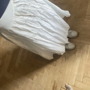 Lång kjol - En fin lång kjol. Finare i verkligheten men det var svårt att ta bild🤪.Hör av er vid frågor och intresse!
