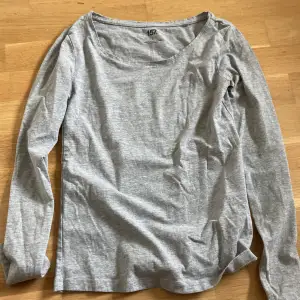 Långärmad grå tröja från Lager 157. Storlek S
