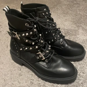 Kängor - Säljer mina kängor med nitar som är i nyskick, använda 2 gånger! 300kr + frakt!💖