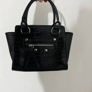 Svart vöska - Säljer denna svarta väska då den inte kommer till användning. Den kom med längre handtag men den gick sönder.